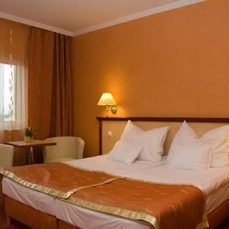 Aqua- Konferencia Es Wellness Ξενοδοχείο 4*