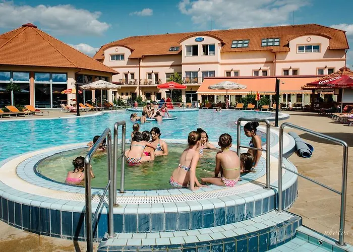 Aqua- Konferencia Es Wellness 4* Черкесёлё